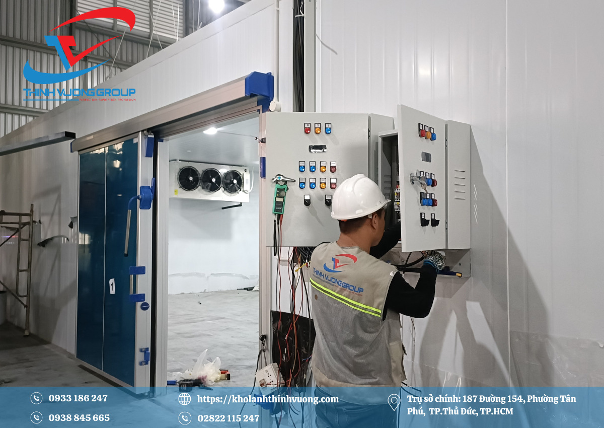 Tủ điều khiển thông minh giám sát và giữ nhiệt độ ổn định cho hầm cấp đông