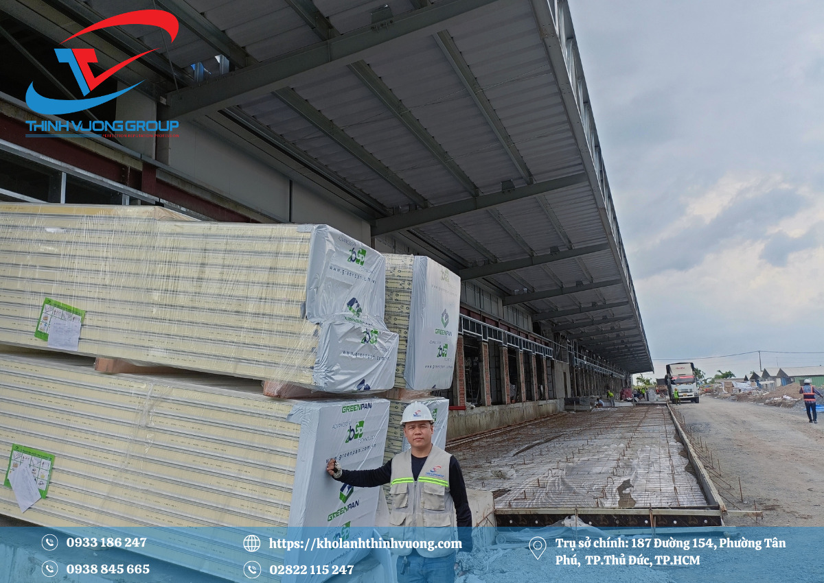Thi công hệ thống cách nhiệt vỏ kho bảo quản đông bằng panel PU chống thất thoát nhiệt khi lưu trữ dài ngày