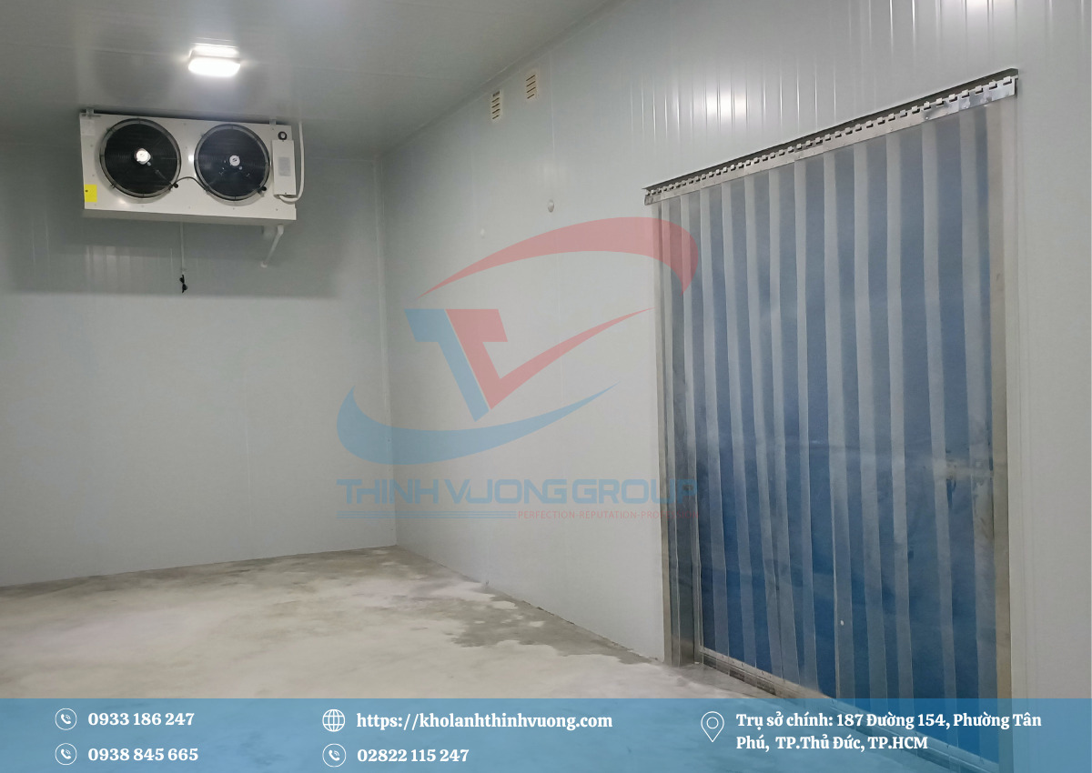 Không gian bên trong kho bảo quản đông rộng rãi giúp việc sắp xếp và di chuyển hàng hóa dễ dàng
