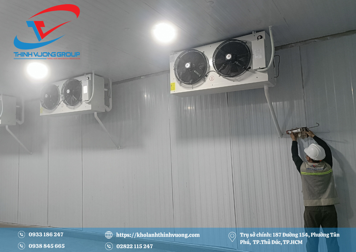 Kỹ thuật viên Thịnh Vượng đang chạy thử kho lạnh cấp đông trước khi bàn giao