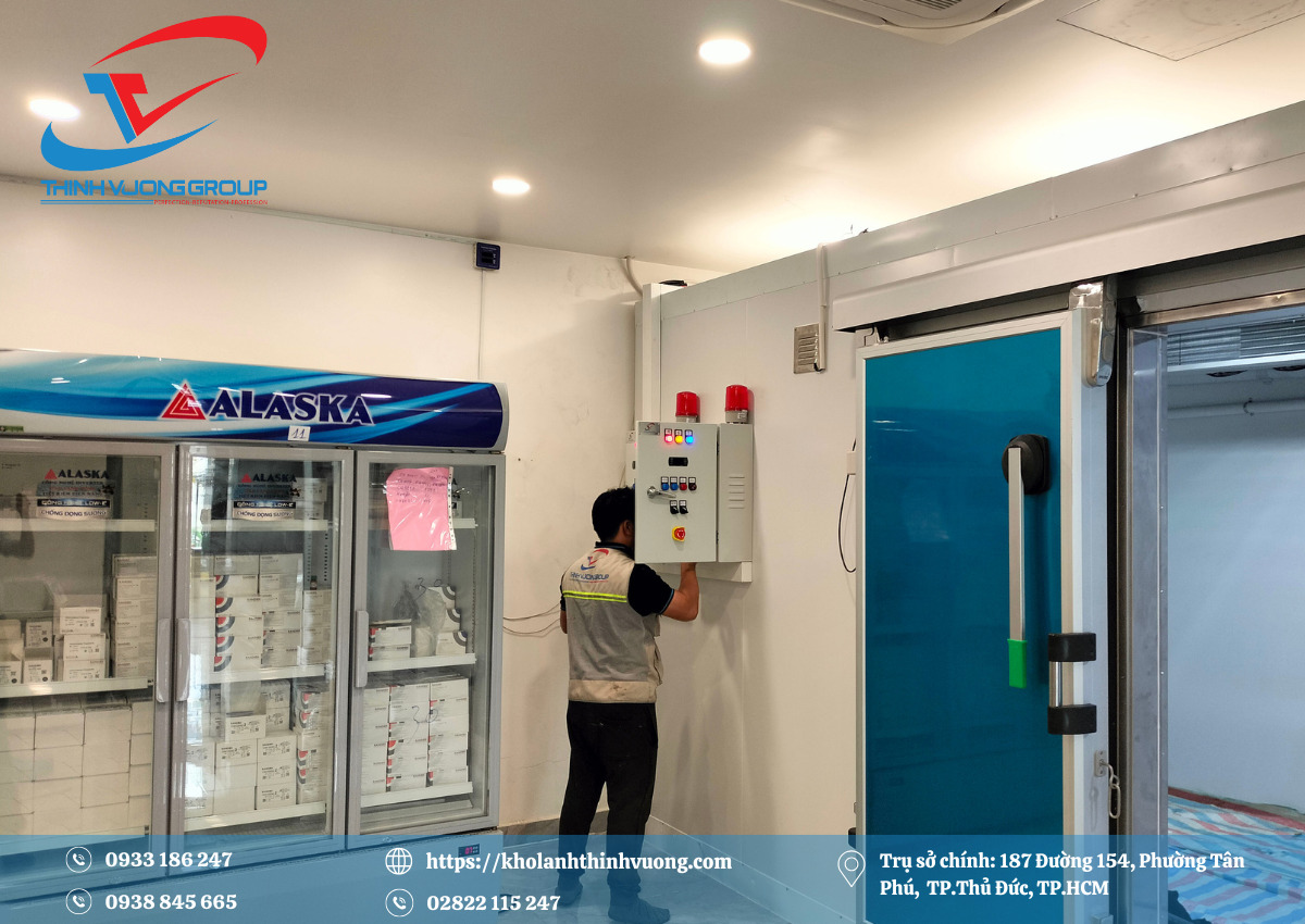 Kỹ thuật viên điều khiển nhiệt độ kho cấp đông sâu âm 50 độ C và kho bảo quản âm 18 độ C